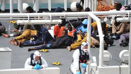 &nbsp; (Une trentaine de personnes seulement ont pu être secourues du naufrage qui aurait près de 700 morts dimanche au large des côtes libyennes. Certaines ont été récupérées par les bateaux des gardes-côtes italiens (ci-contre) © Lino Azzopardi/AP/SIPA)