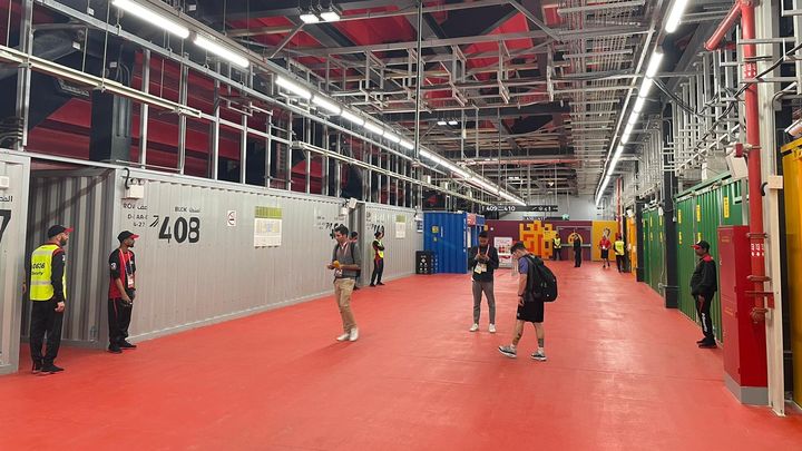 Dans les couloirs du stade 974 qui accueillera le match de l'équipe de France contre le Danemark, ici le 24 novembre 2022. (Denis Ménétrier/France Télévisions)