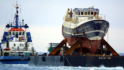 L'&eacute;pave du "Bugaled-Breizh" arrive &agrave; Brest (Finist&egrave;re) apr&egrave;s son renflouement, le 13 juillet 2004. (FRED TANNEAU / AFP)