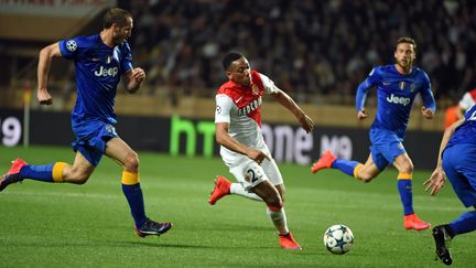 Le joueur mon&eacute;gasque Anthony Martial face &agrave; des joueurs de la Juventus de Turin lors du quart de finale retour de la Ligue des Champions, &agrave; Monaco, le 22 avril 2015. (PASCAL GUYOT / AFP)