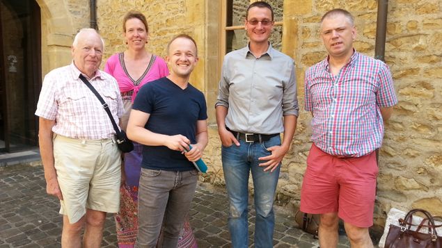 &nbsp; (Le groupe de touristes belges avec lequel notre reporter a visité Charleville-Mézières : au centre le guide, François © RF / Alice Serrano)