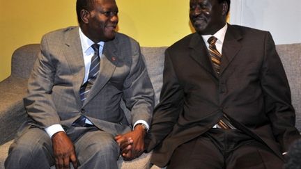 Le premier ministre kényan, Raila Odinga (à droite) avec Alassane Ouattara, le 17 janvier 2011 à Abidjan