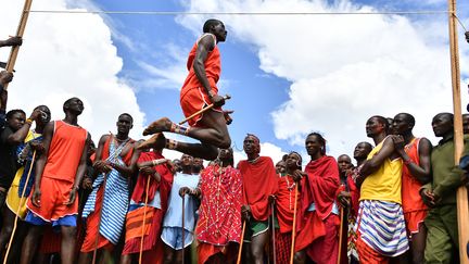 Ici, le but n'est pas de sauter par-dessus la corde, mais de s'élever le plus haut possible. (TONY KARUMBA / AFP)