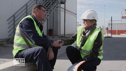 Cash. TRAVAILLEURS LOW COST ELISE LUCET MET LE CASQUE DE CHANTIER.mp4