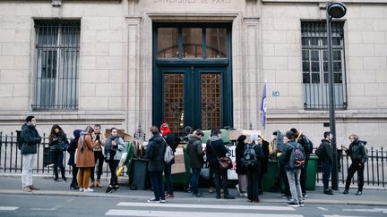 Des étudiants bloquent l'entrée d'un bâtiment de la Sorbonne, à Paris, lors d'une journée de grève, le 6 janvier 2020. (BENOIT DURAND / HANS LUCAS)