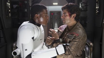 John Boyega et Oscar Isaac dans "Le réveil de la force", dernier épisode de la saga "Star Wars", sorti en 2015. (LUCASFILM / ARCHIVES DU 7EME ART / AFP)