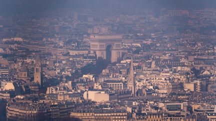 Paris et la pollution aux partivules fines, le 29 décembre 2016. (LIONEL BONAVENTURE / AFP)