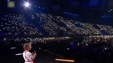 Une petite Ukrainienne, qui avait ému le monde avec sa reprise de la chanson de "La Reine des neiges", cachée dans un abri, est à présent en sécurité en Pologne.&nbsp;Du haut de ses sept ans, elle a chanté devant des milliers de téléspectateurs, dimanche 20 mars.&nbsp; (FRANCE 2)