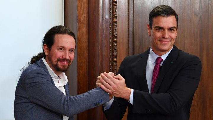 Le confondateur de Podemos, Pablo Iglesias, et le leader du PSOE, Pedro Sanchez, annoncent une coalition entre leurs deux mouvements, le 30 décembre 2019, à Madrid. (GABRIEL BOUYS / AFP)