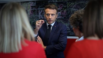 Emmanuel Macron, vendredi 22 mars, dans les locaux de France Inter. (THOMAS COEX / AFP)