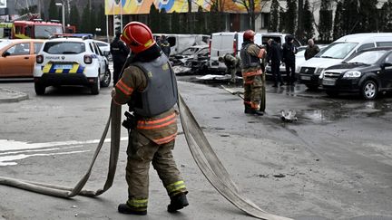 Un pompier ukranien dans une rue de Kiev, en Ukraine, le 9 mars 2023. Photo d'illustration. (GENYA SAVILOV / AFP)