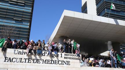 Des étudiants en médecine manifestent, le 3 mars 2019 à Alger. (BILLAL BENSALEM / NURPHOTO / AFP)