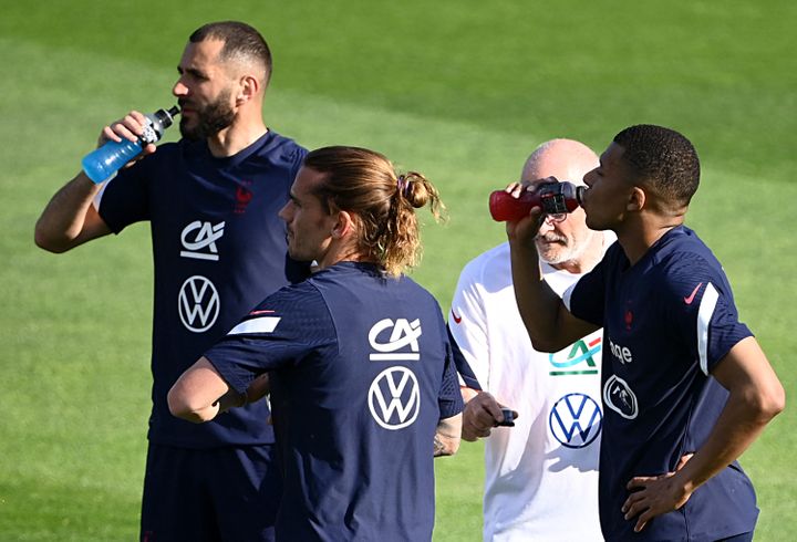 Karim&nbsp;Benzema, Antoine Griezmann et Kylian Mbappé à Clairefontaine, le 30 mai 2021 (FRANCK FIFE / AFP)