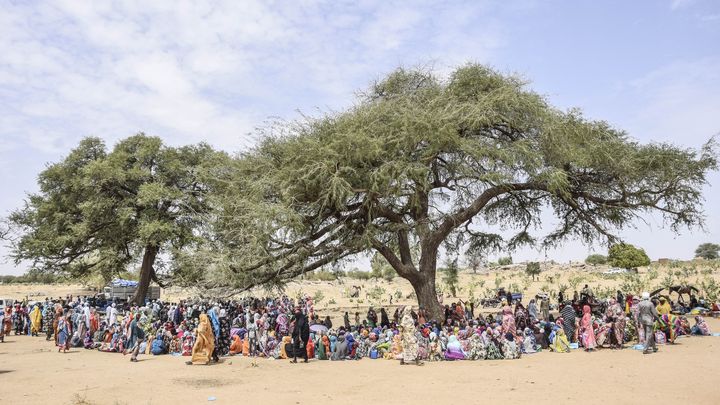 Des réfugiés soudanais à Koufroun (Tchad) se rassemblent pour recevoir de la nourriture, le 30 avril 2023. (GUEIPEUR DENIS SASSOU / AFP)