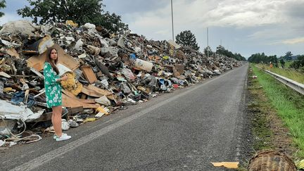 Caroline Charlier,&nbsp;en charge du recyclage&nbsp;au sein&nbsp;de&nbsp;l'entreprise Spaque, se trouve sur une autoroute désaffectée près de Liège, transformée&nbsp;en décharge provisoire où sont stockés les déchets des inondations de juillet 2021 en Belgique. (Angélique Bouin FRANCEINFO)