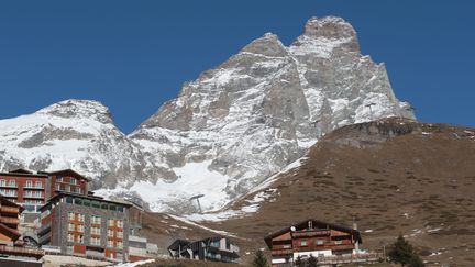 Le mont Cervin, en Suisse, près duquel passe la frontière avec l'Italie. Décembre 2022 (PIERRE TEYSSOT / MAXPPP)