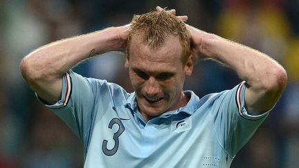 L'arri&egrave;re gauche des Bleus J&eacute;r&eacute;my Mathieu a pass&eacute; une mauvaise soir&eacute;e contre le Br&eacute;sil, qui a battu 3-0 la France, le 9 juin 2013.&nbsp; (FRANCK FIFE / AFP)