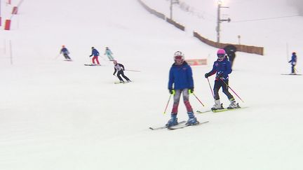 Des skieurs sur le domaine skiable de Métabief dans le Doubs. (France info)