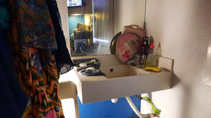 Un évier, une télévision, un micro-ondes... Il y a peu de choses dans cette chambre. Les douches et les toilettes sont communes à l'hôtel. (AGATHE MAHUET / RADIOFRANCE)