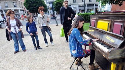 Une jeune pianiste dans une rue de Toulouse, le 21 juin 2010
 (Rémy Gabalda / AFP)