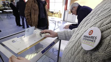 Dans un bureau de vote à Roncq (Nord), lors du premier tour de la primaire de la gauche, le 22 janvier 2017.&nbsp; (THIERRY THOREL / CITIZENSIDE / AFP)