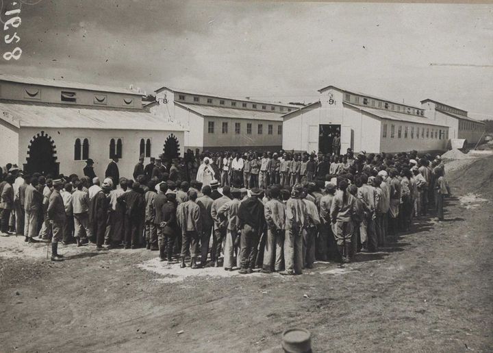 Inauguration de la mosquée édifiée pour les musulmans employés à la poudrerie du Bouchet à Vers-le-Petit (aujourd'hui dans l'Essonne) le 12 juillet 1916. Le mufti El mokrani prêche devant les travailleurs tunisiens rassemblés. (Coll. La contemporaine)