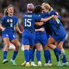 Les joueuses américaines célèbrent leur but contre l'Angleterre, en match amical, le 7 octobre 2022. (GLYN KIRK / AFP)