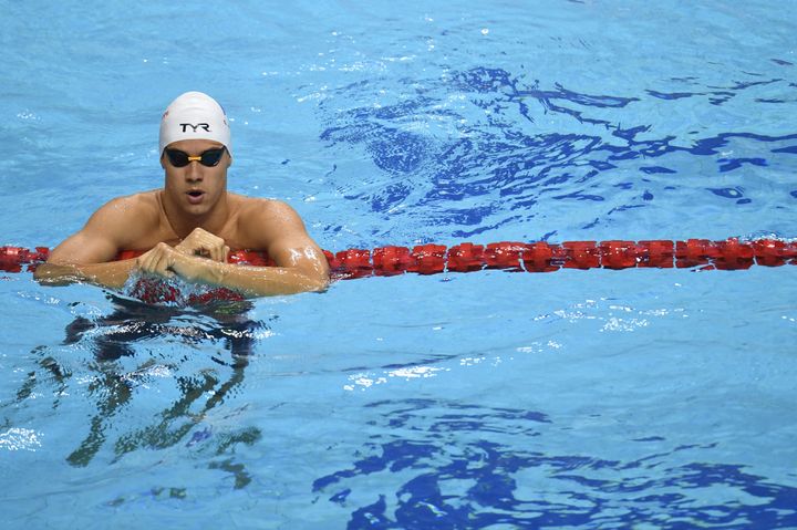 Le jeune nageur français Geoffroy Mathieu après sa série du 100m dos aux Mondiaux de natation de Budapest (Hongrie), le 24 juillet 2017. (STEPHANE KEMPINAIRE / AFP)