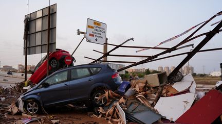 Voitures entassées sur la route, au sud de Valence en Espagne, le 30 octobre 2024. (MANAURE QUINTERO / AFP)