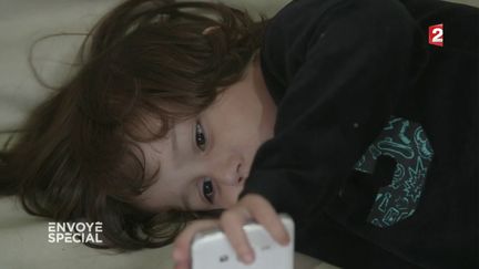 Envoyé spécial. Rayan, 3 ans, addict aux comptines sur smartphone (FRANCE 2 / FRANCETV INFO)