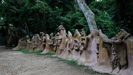 "Depuis 1990, la forêt est sous la tutelle administrative du gouvernement de l’Etat d’Osun. C’est à l’Ataoja (le roi) et son Conseil du patrimoine culturel d’Oshogbo à qui il revient de s’acquitter des responsabilités traditionnelles et des rites culturels de la communauté. Pour protéger le site contre toutes sortes de menaces, les lois, les mythes, les tabous et les coutumes séculaires qui interdisent la pêche, la chasse, la contrebande, l’abattage des arbres et l’agriculture sont invoqués sans relâche", précise l’Unesco.&nbsp; &nbsp; (PIUS UTOMI EKPEI / AFP)