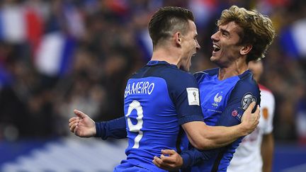 Kevin Gameiro (à gauche) et Antoine Griezmann célèbrent le quatrième but de l'équipe de France face à la Bulgarie en match qualificatif du Mondial 2018, au Stade de France, le&nbsp;7 octobre 2016.&nbsp; (FRANCK FIFE / AFP)