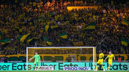 Les supporters nantais lors du match opposant les Canaris à l'OM au stade de La Beaujoire, à l'occasion de la 4e journée de Ligue 1, le 1er septembre 2023. (IBRAHIM EZZAT / AFP)