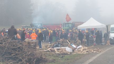 Barrage des agriculteurs sameid 27 janvier, à proximité d'Agen sur l'A62. Une mobilisation organisée par la Coordination Rurale du Lot-et-Garonne. Barrage levé en fin d'après-midi ce samedi. (BENJAMIN ILLY / FRANCEINFO / RADIO FRANCE)