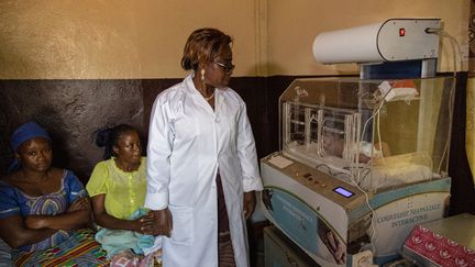 Le petit hôpital La Patience, situé en périphérie de Bafoussam, dans l'ouest du pays, qui accueille des personnes aux revenus modestes a, lui aussi, acquis ce matériel. "Grâce à cette machine Made in Cameroun, nous n'avons plus eu de décès néonatal", assure Odette Diffouo, la responsable du centre. &nbsp; (DANIEL BELOUMOU OLOMO / AFP)