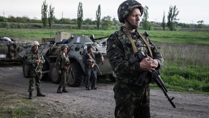 Soldats ukrainiens en faction aux abords de Sloviansk (Ukraine), le 2 mai 2014.&nbsp; (SANDRO MADDALENA / NURPHOTO / AFP)