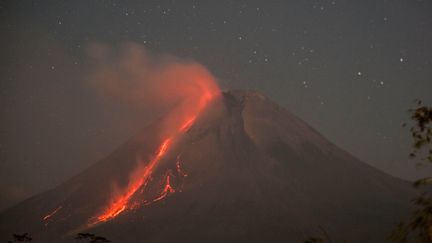 Le volcan Merapi en éruption, le 16 août 2021, près de Yogyakarta, en Indonésie. (AGUNG SUPRIYANTO / AFP)