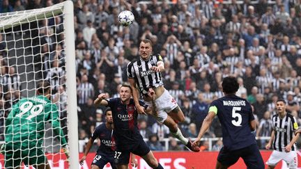 Milan Skriniar battu dans les airs par Dan Burn lors de Newcastle-PSG en Ligue des champions, le 4 octobre 2023. (FRANCK FIFE / AFP)