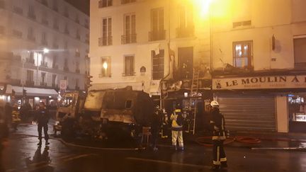 Le camion a pris feu rue du faubourg Saint-Antoine, une artère très fréquentée de la capitale, le 13 novembre 2018 à Paris. (GAELE JOLY / FRANCEINFO)