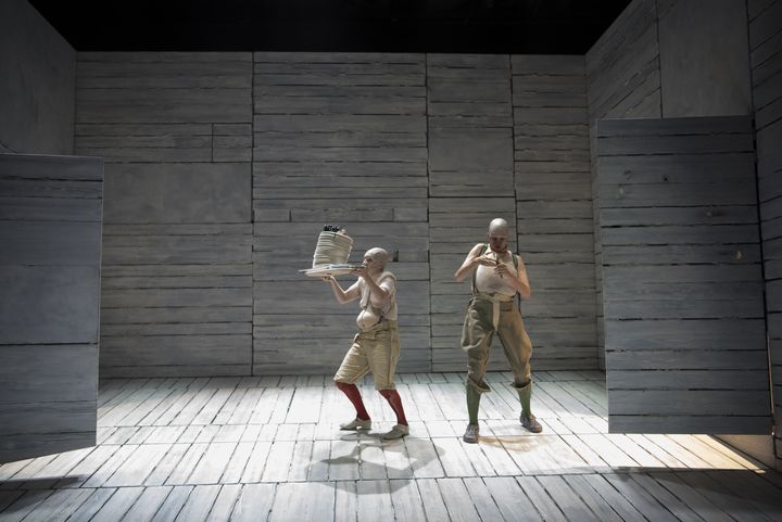 Julie Sicard et Sylvia Bergé dans "Le Mariage forcé" de Molière (BRIGITTE ENGUERAND / DIVERGENCE - IMAGES)