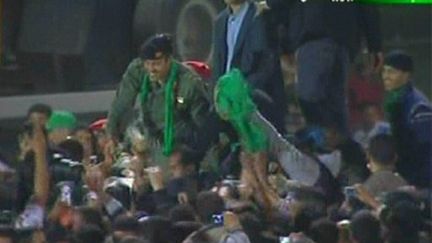 Khamis Kadhafi (à gauche), le fils du leader libyen Mouhammar Kadhafi, à Tripoli, le 29 mars 2011 (TV libyenne). (AFP PHOTO/LIBYAN TV)