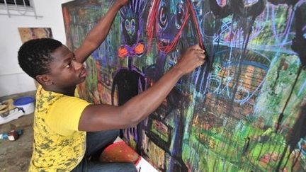 Le peintre Aboudia dans son atelier du quartier Cocody à Abidjan (AFP PHOTO / SIA KAMBOU)