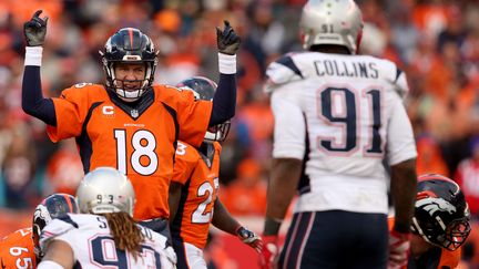 Peyton Manning (Denver Broncos) face à la défense des New England Patriots (DOUG PENSINGER / GETTY IMAGES NORTH AMERICA)