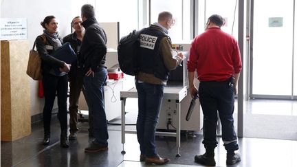 &nbsp; (Des policiers dans le tribunal de grande instance de Melun, ce 29 octobre © MaxPPP)