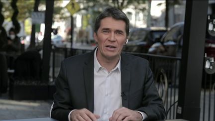 Jean-Marc Four présente l'émission spéciale élections américaines des informés du mercredi 4 novembre sur franceinfo. (FRANCEINFO / RADIOFRANCE)