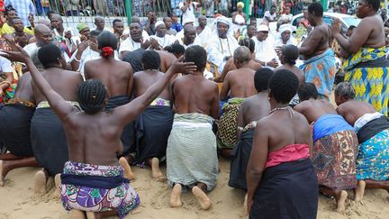 ont assisté aux rituels sur une place publique au bord de la lagune de Bè. Poitrine découverte, des prêtresses ont chanté et dansé avant d'asperger la foule d'eau bénite des couvents vaudous. «Ce sont les oracles qui nous ont indiqué la berge pour les cérémonies. Et nous savons tous ce qui s'est passé dans cette lagune à une époque donnée», explique Togbui Gnagblondjro III, président de la Confédération nationale des prêtres vaudous du Togo. Le 11 avril 1991, au lendemain d'une manifestation de l'opposition, 28 corps avaient été repêchés dans cette lagune de la capitale togolaise, dans une autre flambée de violence politique de l'histoire récente du pays. «Beaucoup de cérémonies ont eu lieu dans les couvents entre initiés vaudous. Le pays est désormais purifié», confie une adepte d'Hébiosso, le dieu du tonnerre. Le gouvernement togolais avait annoncé que des «cérémonies de purification» menées par les quatre grandes religions du pays (catholique, évangélique, musulmane et vaudoue) seraient organisées du 3 au 9 juillet. (AFP - YANICK FOLLY)