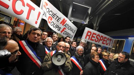 Des &eacute;lus dont le maire de Vichy, Claude Malhuret&nbsp;(au m&eacute;gaphone) ont bloqu&eacute; le train Paris-Clermont-Ferrand, lundi 10 d&eacute;cembre 2012. (RAPHAELE GIGOT / MAXPPP)