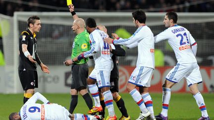 Caron jaune&nbsp;Mathieu Debuchy (&agrave; gauche) le joueur de Lille lors du match contre Lyon au stade Gerlan de Lyon le 11 janvier 2012. (PHILIPPE MERLE / AFP)