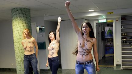 Trois Femen manifestent dans une mosqu&eacute;e de Stockholm (Su&egrave;de), samedi 29 juin 2013. (JONATHAN NACKSTRAND / AFP)