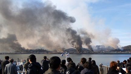 De la fumée s'échappe de l'île sud-coréenne de Yeonpyeong après les tirs d'obus nord-coréens (AFP)